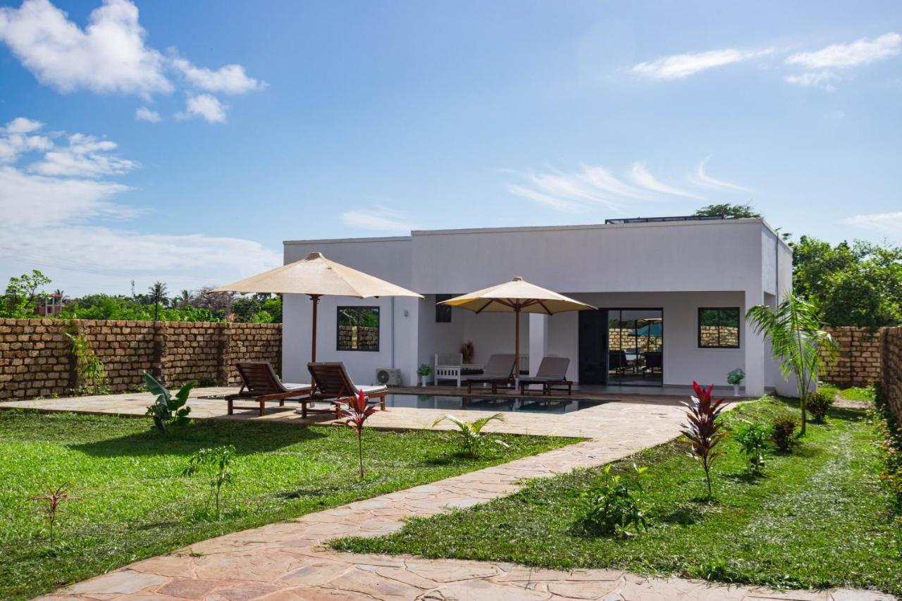 4 U Luxury Bungalows Diani Diani Beach Ngoại thất bức ảnh